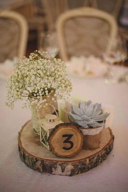 Mason jar on slice of wood as wedding centerpieces - Fab Mood