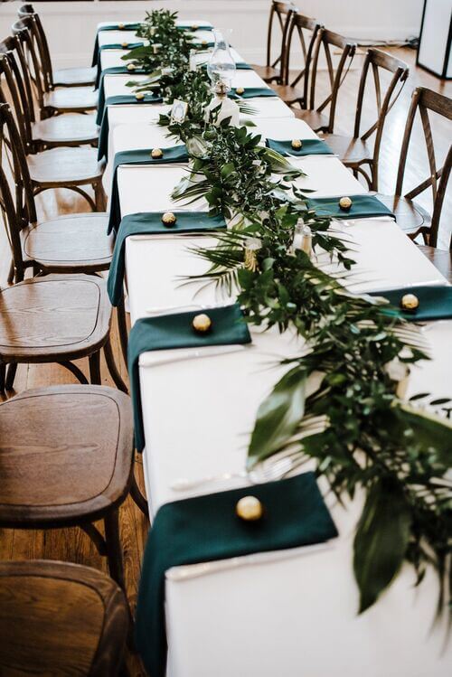 emerald and gold table decor