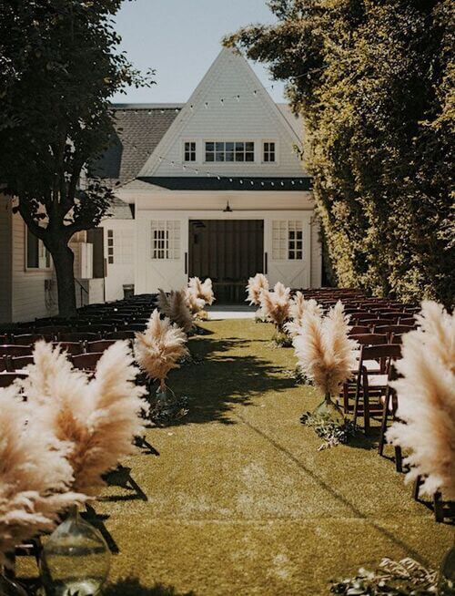 aisle decor with pampas grass