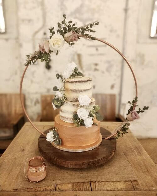 rustic wedding cake hoop display