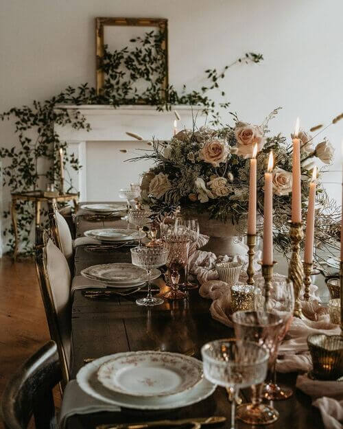 19 Vintage Royal-themed Table Setting