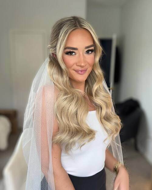 Wavy bridal hairstyle with veil
