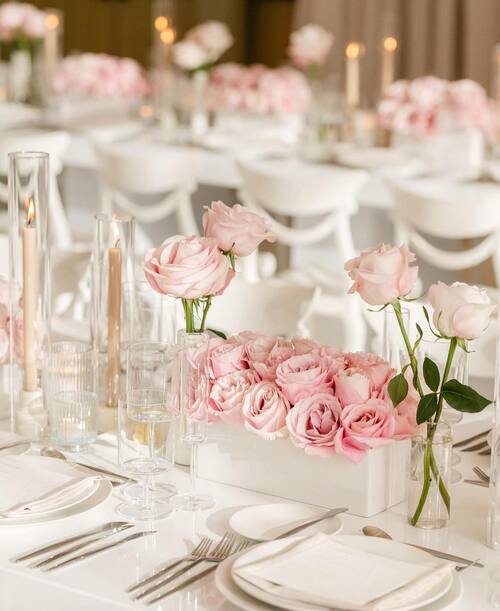 Pink roses wedding table decor
