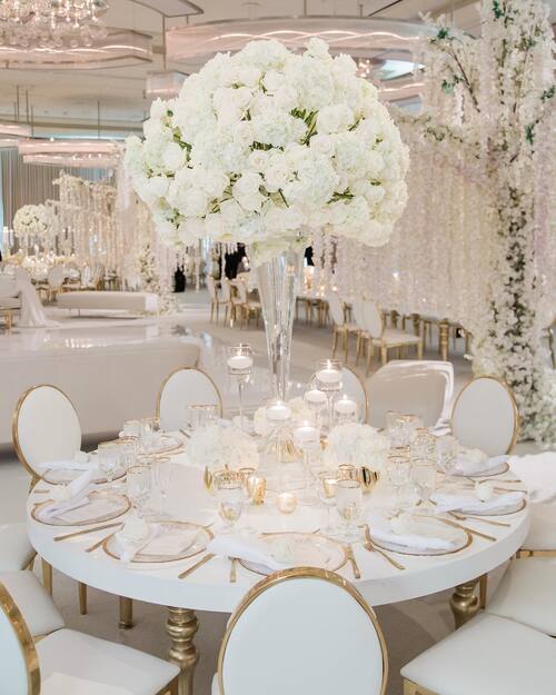 Big floral centerpiece wedding table decor