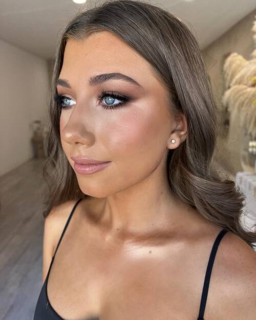 Glowy and smokey bridesmaids makeup idea