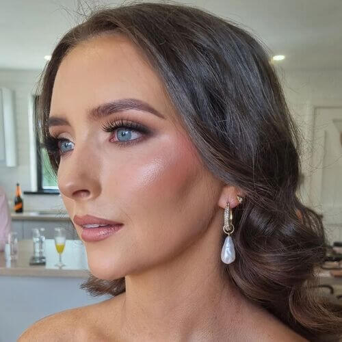 Highlight and smokey eyeshadow bridesmaid makeup idea