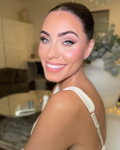 Minimalistic and bright bridesmaid makeup idea