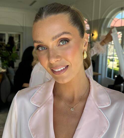 Natural-looking bridesmaid makeup idea